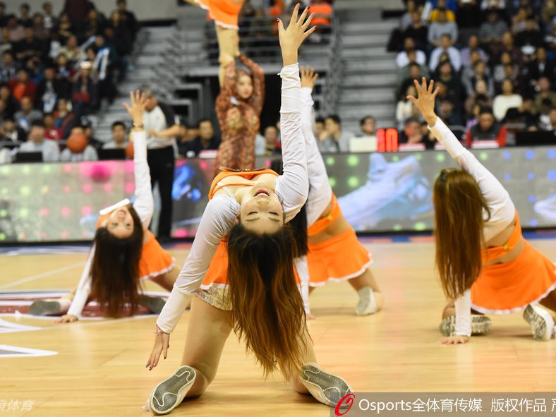 青春热舞点燃季后赛战火 致敬篮球宝贝的赛场激情