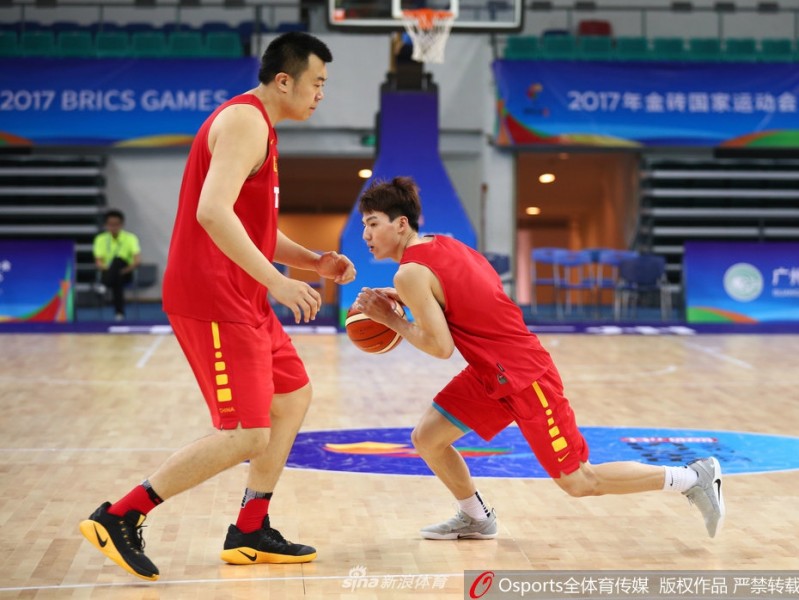 杜锋挂帅男篮蓝队金砖磨剑，亲力亲为雕琢防守细节