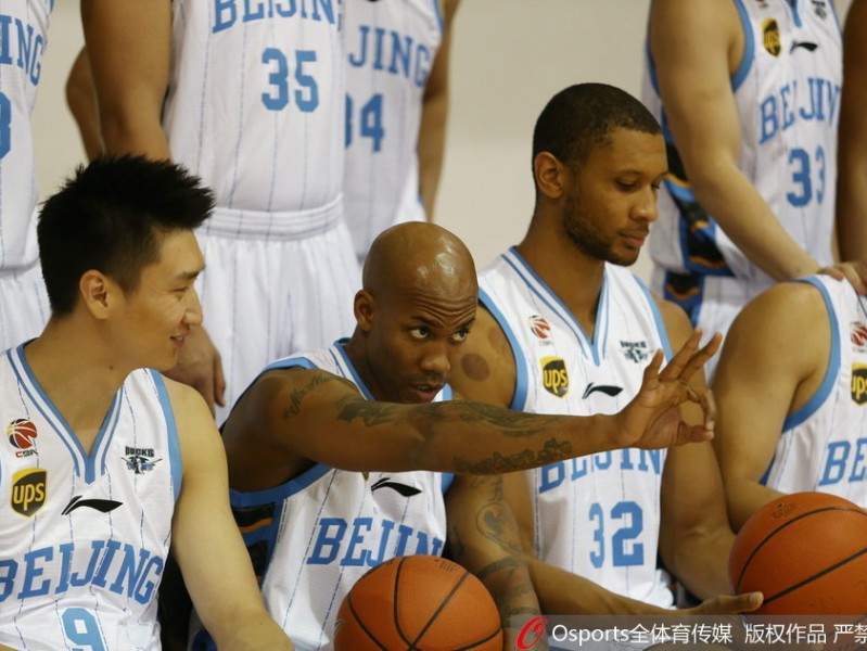 北京首钢男篮变身型男模队定格卫冕雄心