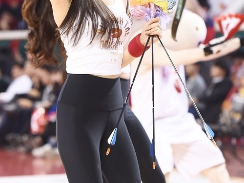 韓國啦啦隊女神安智賢領銜 蠶室體育館熱舞引爆籃球狂潮