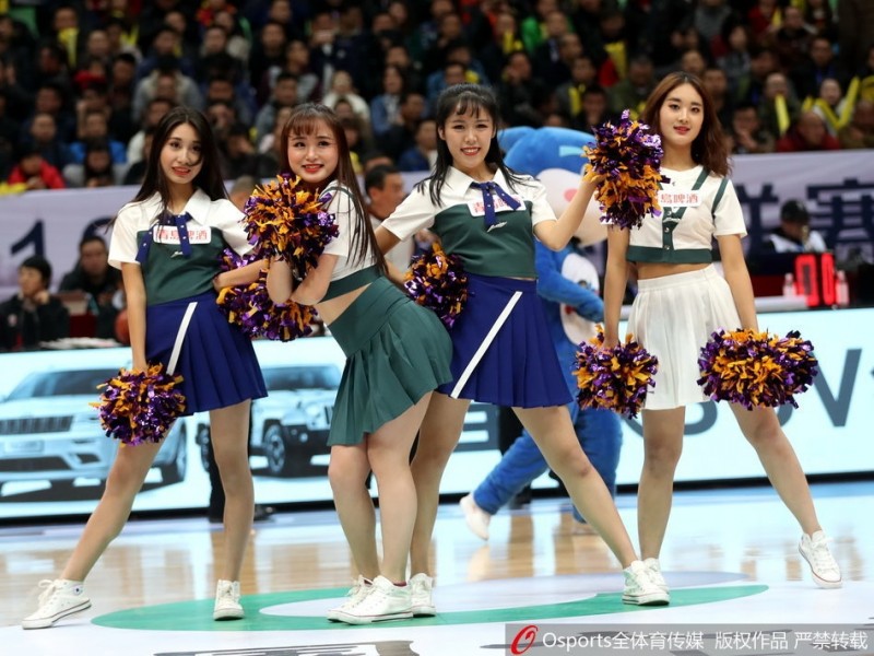 四川篮球宝贝长腿吸睛 CBA赛场上的靓丽风景线