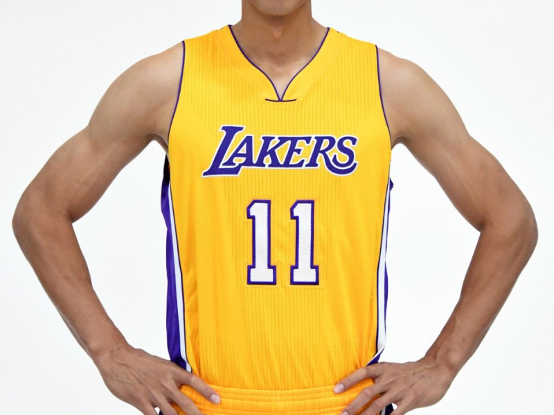 易建联湖人季前赛全回顾：从踌躇满志到守护内线