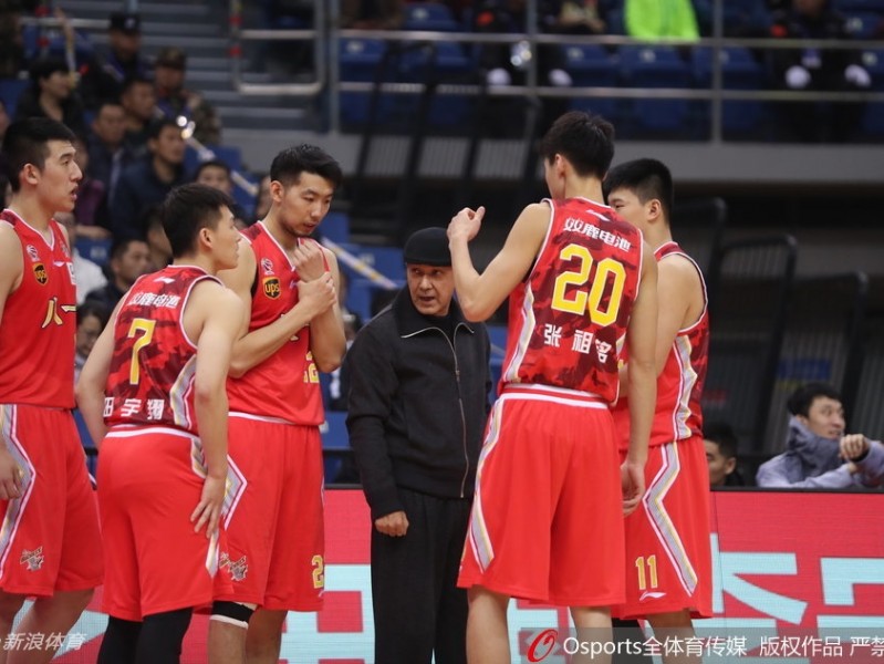 青岛主场二十四分大胜八一 吉布森独砍三十分送对手十四连败