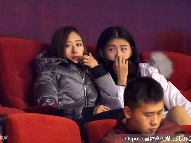山东男篮太太团助阵，丁彦雨航女友与睢冉妻子看台斗艳