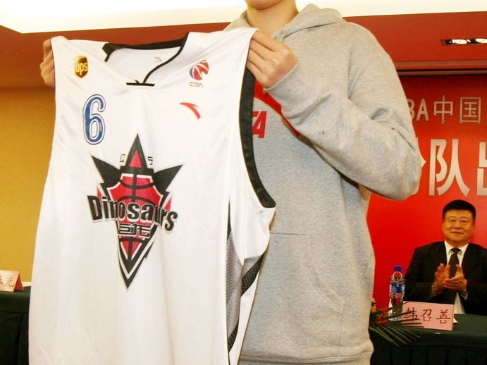 辽篮神射手贺天举：从奥尼尔赏识的追风少年到喜剧主播的华丽转身