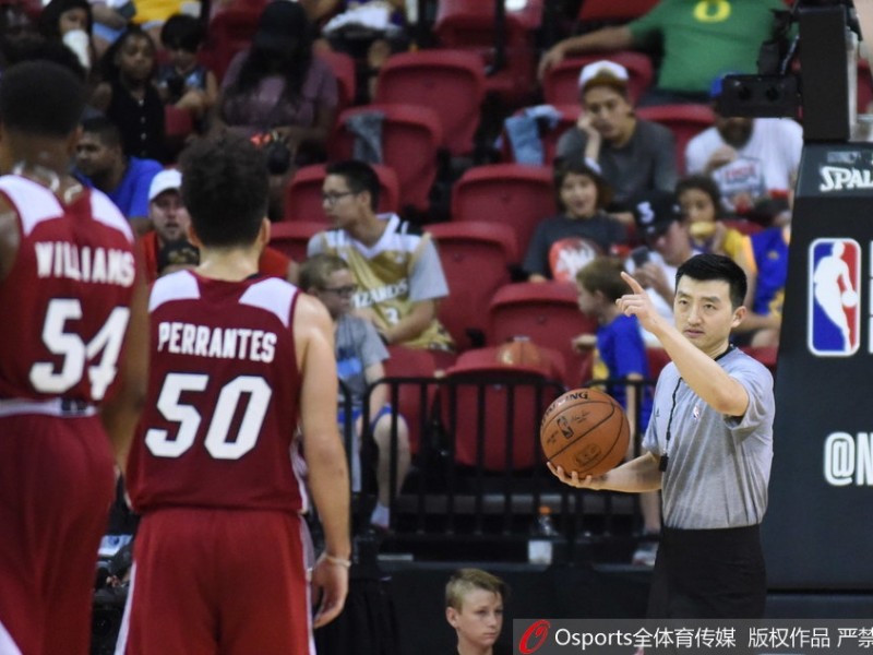执法NBA夏季联赛的中国第一哨：张潇的破冰之旅