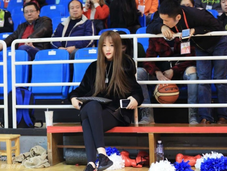 铁血柔情闪耀赛场，八一最美球迷场边助威成难忘风景