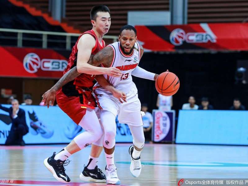 京粤大战的污点：王骁辉恶意绊人遭重罚，CBA赛场不容“毁人”动作