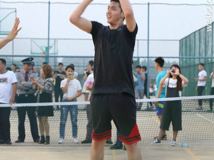 吴亦凡突袭南京高校球场，隔网相望难挡帅气，引尖叫无数