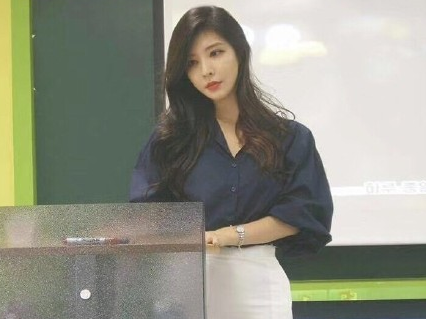 有这样风趣的老师，学生还会翘课吗？