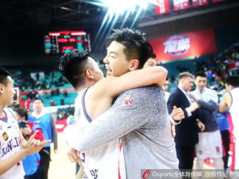羊城破冰之夜：龙狮啸聚天河，终圆季后赛之梦