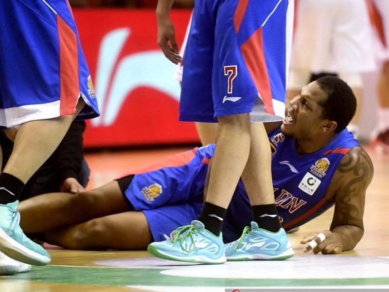 CBA赛场惊魂一刻：天津队外援霍尔曼髌骨脱位重伤离场