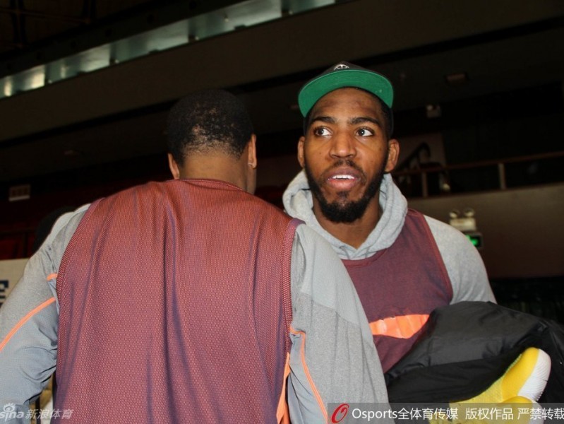 鲁川大战前夕温情一幕：老友重逢叙旧，场下气氛暖如春