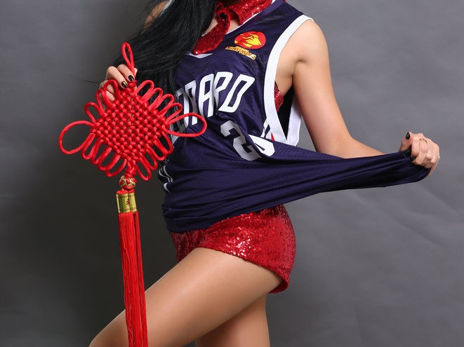 深圳篮球宝贝新春写真喜庆迎猴年 红唇中国结尽展高冷与温婉