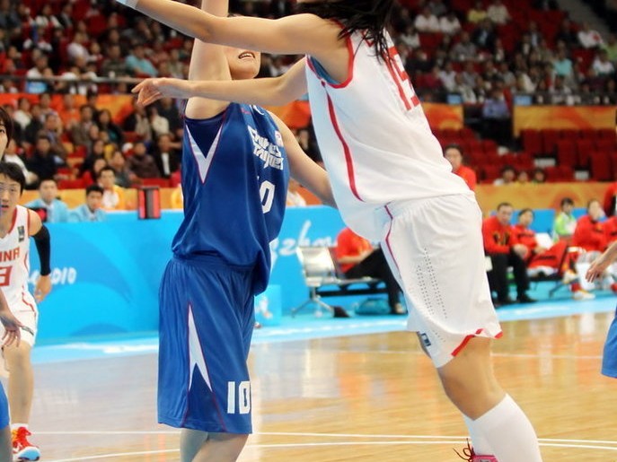 中华蓝92-80力压中华白，学长老大哥“暴力美学”捍卫荣誉