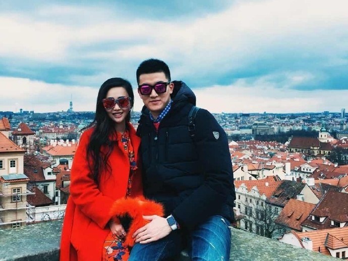 休闲时光的甜蜜定格：篮球明星蔡亮与未婚妻的幸福求婚记