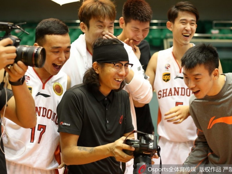 丁彦雨航新赛季写真遭队友“围攻”，山东高速男篮备战氛围欢乐多