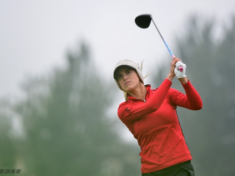 光影凝驻果岭巾帼挥杆芳华