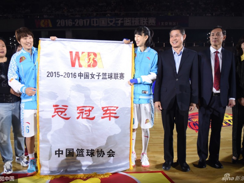 京城荣耀绽放新篇章：北京女篮加冕总冠军旌旗，揭幕战踏平辽宁豪取开门红