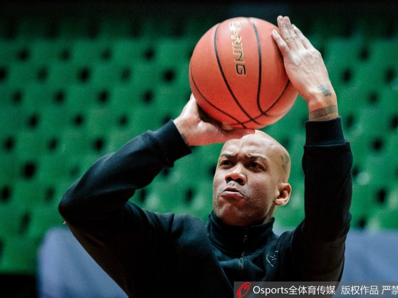 京城篮球最后的温情：马布里披北控战袍与小球迷互动，开启赛季新征程