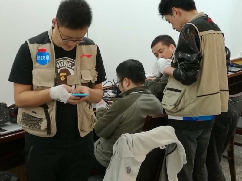 无声的绷带，喧嚣的赛场：回望CBA总决赛那场“手缠绷带”的无声抗议