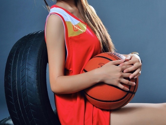 钟苑庄篮球宝贝写真 动感光影间尽展活力美型