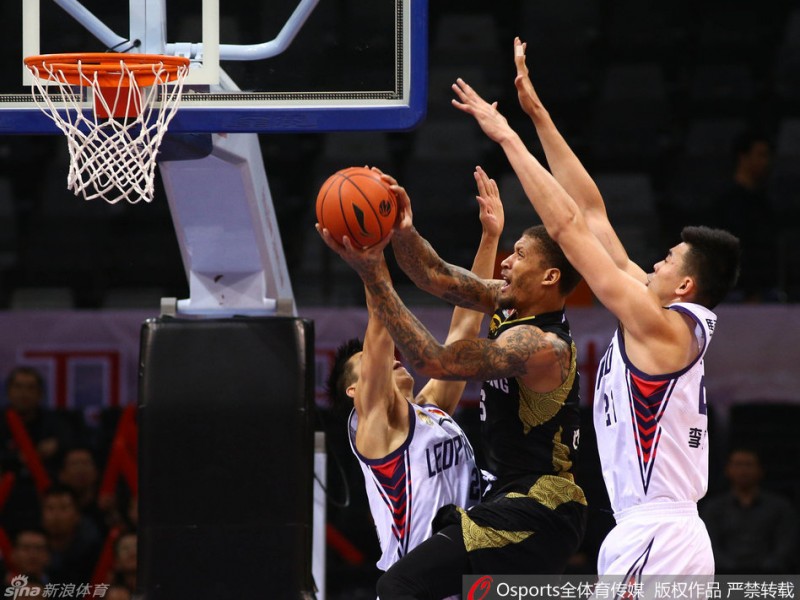 悲悯与无畏：深圳男篮主场下的那场荡气回肠之战