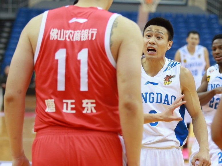 青岛主场激战佛山，赛后冲突布朗怒掀广告牌领罚单