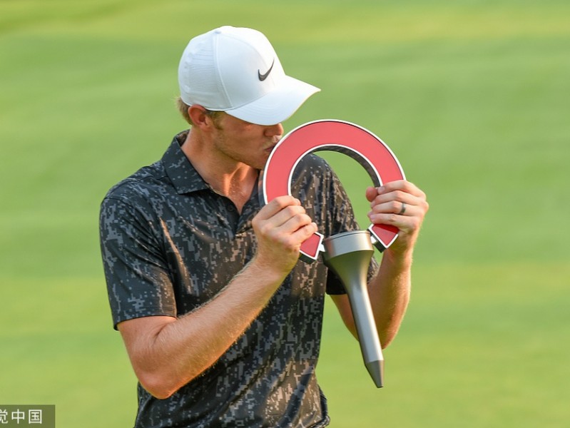 冠军的荣耀与握手瞬间：火箭信贷精英赛的激情时刻