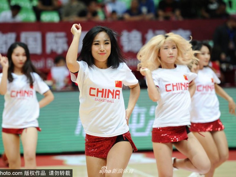 蓉城夏夜篮球宝贝绽放激情 男篮红队憾负安哥拉