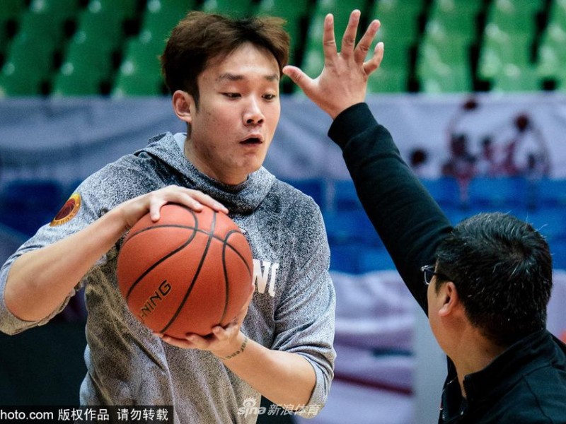 巴蜀寒冬练兵急 CBA鲁能大战前夕山东男篮成都挥汗备战