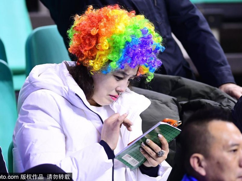 本溪冬夜那抹彩虹色：辽粤加时激战，看台美女球迷抢尽风头