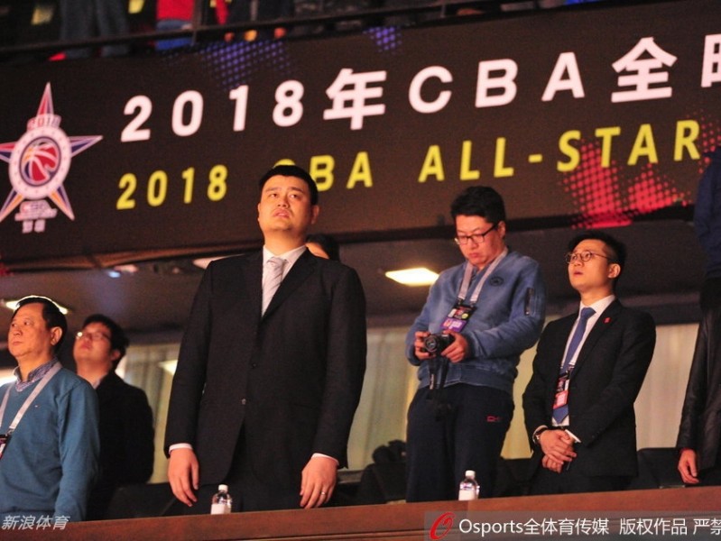 姚明现身星锐赛再送经典表情包 场边萌态引球迷热议