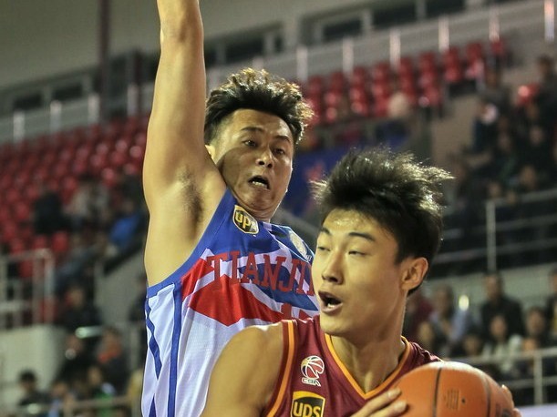 群星闪耀时：回顾 CBA 赛场上的那些热血瞬间