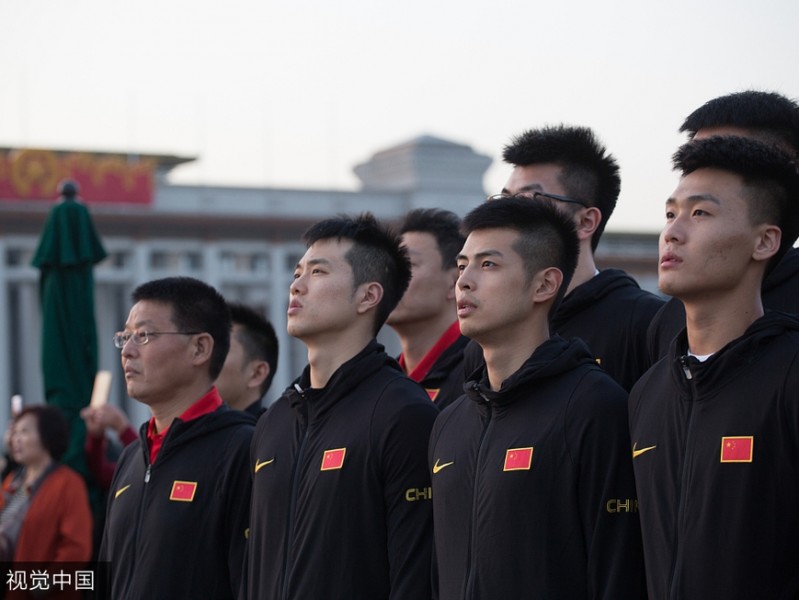 清晨天安门广场的庄严一课：中国男篮红队以热血致敬祖国
