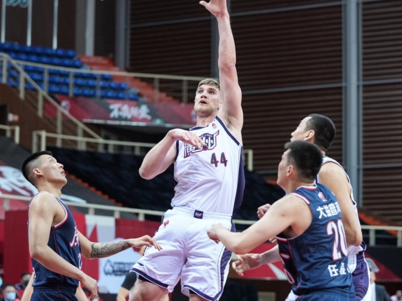 广东德比硝烟弥漫 卫冕冠军广州奏凯豪取十三连胜