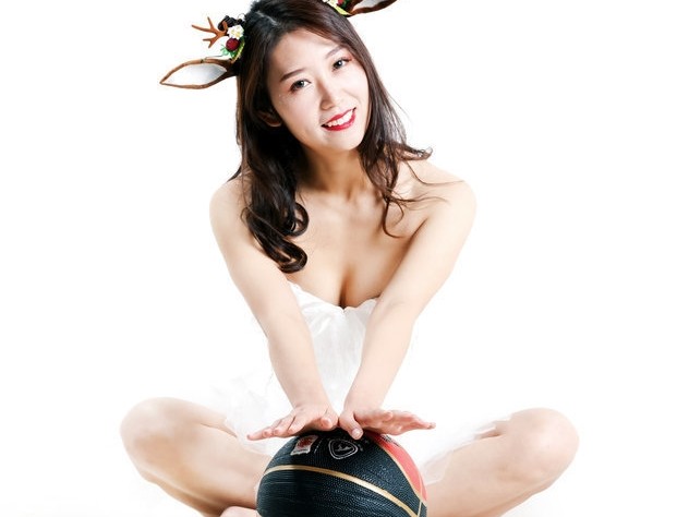 山东篮球宝贝丁蓓舞动瞬间：用热爱与汗水书写赛场边的最美风景