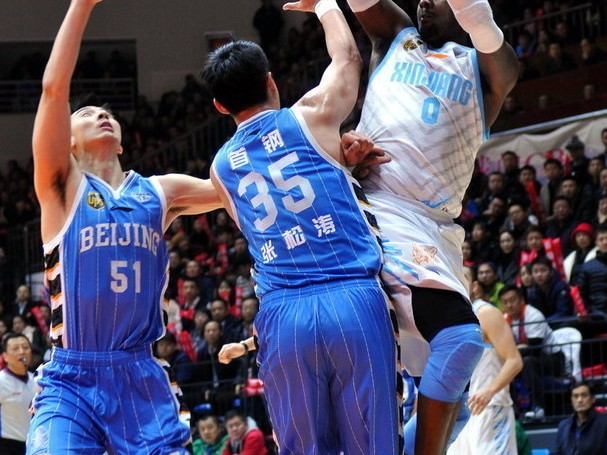 京疆大战季后赛经典瞬间 马布里孤胆英雄周琦伤退