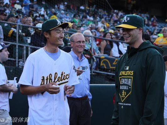 李昊桐跨界挥杆从绿茵到棒球场十九岁小将展风采