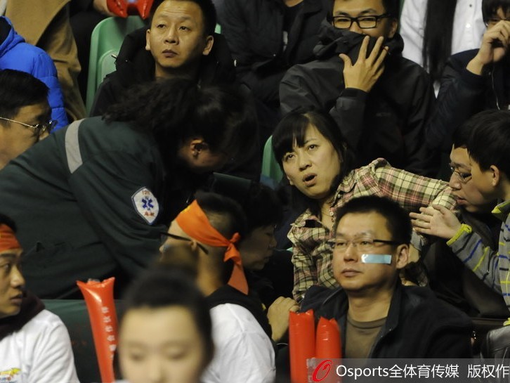 总决赛惊魂：看台球迷晕倒吸氧，场外冲突致球员骨折