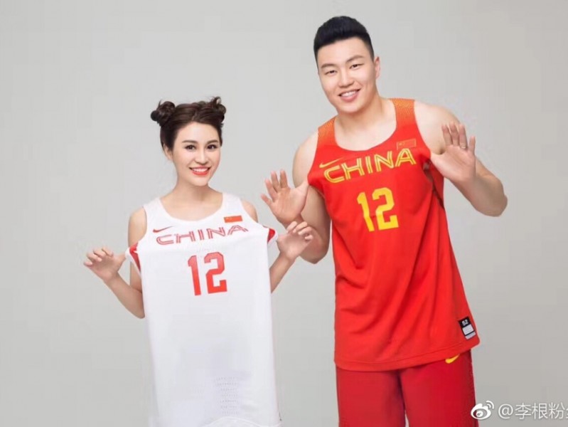 铁汉柔情：李根身披国字号战袍，与爱妻定格最浪漫的爱国誓言