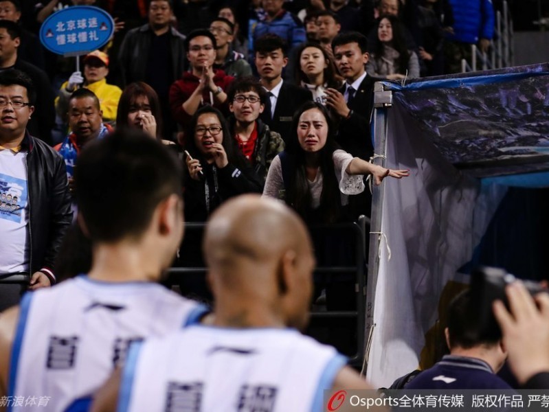 四年三冠英雄泪满襟，五棵松难舍马布里