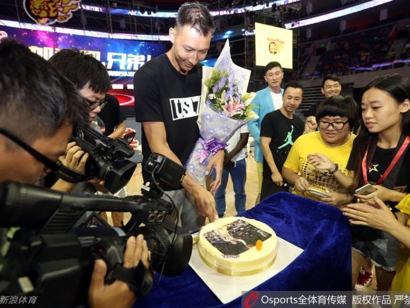 温情满溢东风日产文体中心 易建联与千名球迷共筑宏远嘉年华记忆