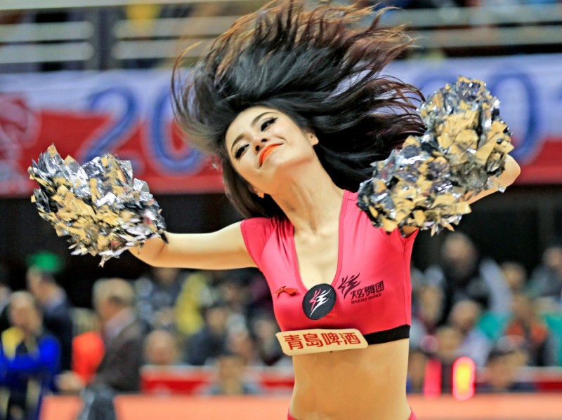 CBA赛场上的热血与梦想：探秘拉拉队宝贝的台前幕后