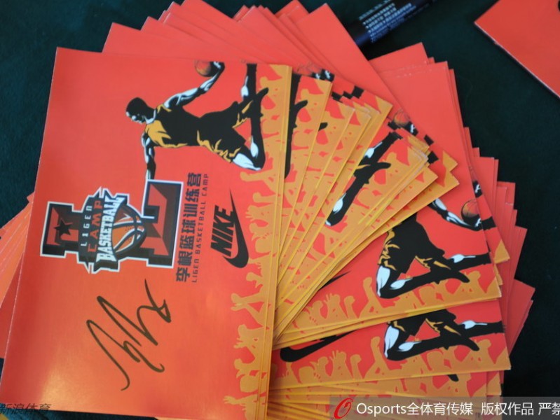 焦作勒布朗的校园柔情：李根与孩子们共享篮球时光