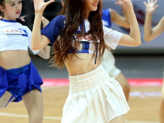 严寒中的热舞精灵：致敬八一男篮赛场上的篮球宝贝