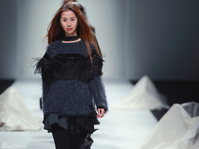 聚光灯外的优雅人生：陈露的T台传奇与温柔蜕变