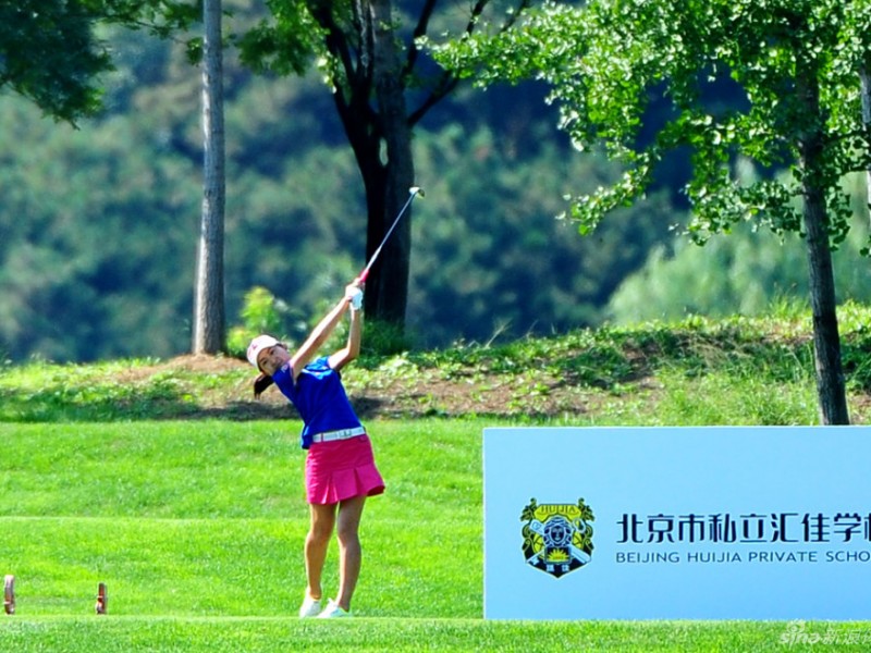 中国高尔夫青春力量挥杆跃动赛场英姿