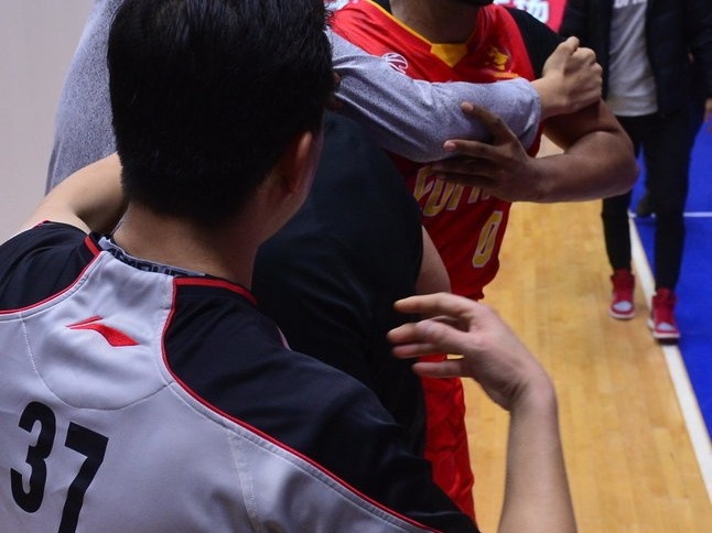 疆深赛后火爆冲突，外援萨林杰怒踹广告牌