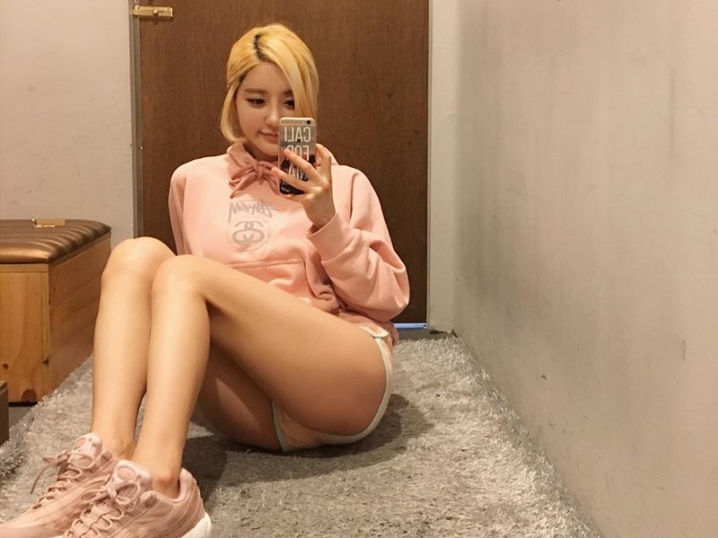 球鞋女神DJ Soda的粉色帝国：当迷人美腿遇上珍稀乔丹鞋